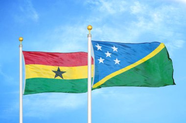 Gana ve Solomon Adaları bayrak direkleri ve mavi bulutlu arka planda iki bayrak