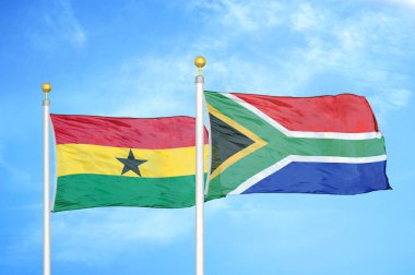 Gana ve Güney Afrika bayrak direkleri ve mavi bulutlu arka planda iki bayrak