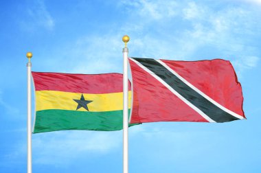 Gana, Trinidad ve Tobago bayrak direğinde iki bayrak ve mavi bulutlu arka plan