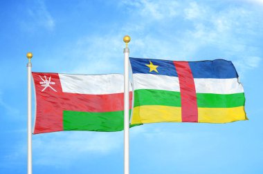 Umman ve Orta Afrika Cumhuriyeti bayrak direkleri ve mavi bulutlu arka planda iki bayrak