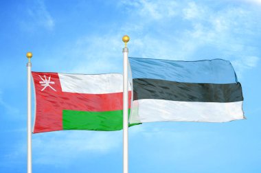 Umman ve Estonya bayrak direkleri üzerinde iki bayrak ve mavi bulutlu arka plan