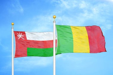 Umman ve Mali bayrak direğinde iki bayrak ve mavi bulutlu arka plan