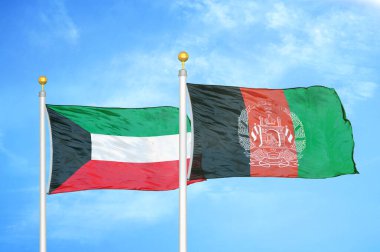 Kuveyt ve Afganistan bayrak direkleri ve mavi bulutlu arka planda iki bayrak