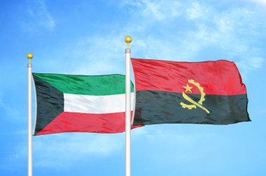 Kuveyt ve Angola bayrak direkleri ve mavi bulutlu arka planda iki bayrak