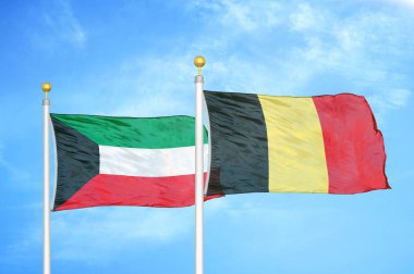 Kuveyt ve Belçika bayrak direkleri ve mavi bulutlu arka planda iki bayrak