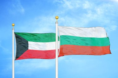 Kuveyt ve Bulgaristan bayrak direkleri ve mavi bulutlu arka planda iki bayrak