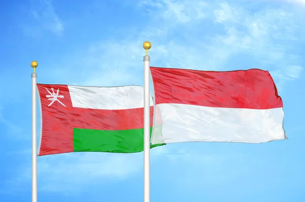 Oman Indonésie Deux Drapeaux Sur Les Mâts Bleu Ciel Nuageux — Photo