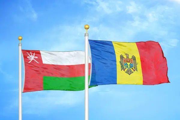 Omán Moldavia Dos Banderas Sobre Asta Bandera Fondo Azul Cielo — Foto de Stock