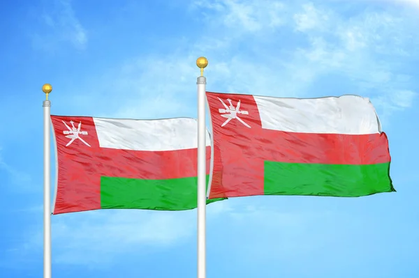 Oman Deux Drapeaux Sur Les Mâts Bleu Ciel Nuageux Fond — Photo