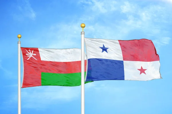 Ομάν Και Παναμάς Δύο Σημαίες Κοντάρια Σημαίας Και Μπλε Θολό — Φωτογραφία Αρχείου