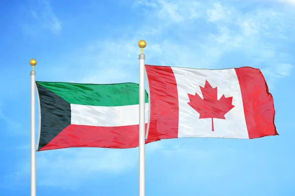 Kuwait Canadá Dos Banderas Sobre Asta Bandera Fondo Azul Cielo — Foto de Stock