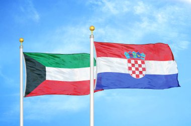 Kuveyt ve Hırvatistan bayrak direkleri ve mavi bulutlu arka planda iki bayrak