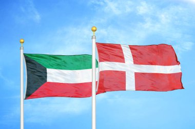 Kuveyt ve Danimarka bayrak direkleri ve mavi bulutlu arka planda iki bayrak