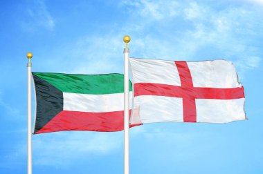 Kuveyt ve İngiltere bayrak direkleri ve mavi bulutlu arka planda iki bayrak