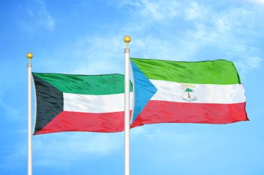 Kuveyt ve Ekvator Ginesi bayrak direkleri üzerinde iki bayrak ve mavi bulutlu gökyüzü arka planı