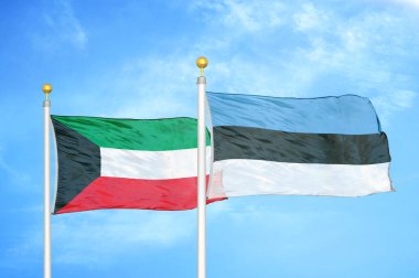 Kuveyt ve Estonya bayrak direkleri ve mavi bulutlu arka planda iki bayrak