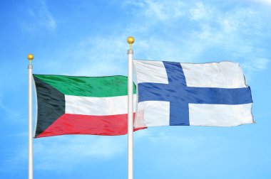 Kuveyt ve Finlandiya bayrak direkleri ve mavi bulutlu arka planda iki bayrak