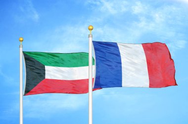 Kuveyt ve Fransa bayrak direkleri ve mavi bulutlu arka planda iki bayrak