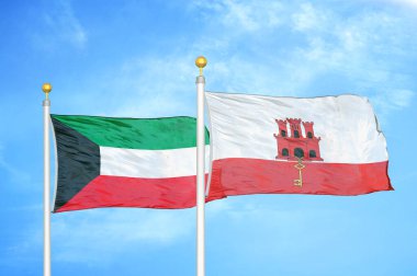 Kuveyt ve Cebelitarık bayrak direkleri üzerinde iki bayrak ve mavi bulutlu arka plan