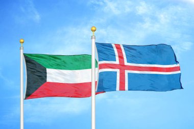 Kuveyt ve İzlanda bayrak direkleri ve mavi bulutlu arka planda iki bayrak