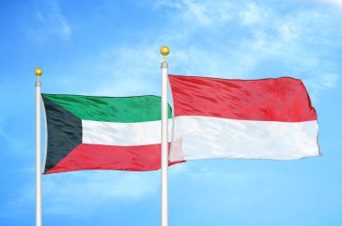 Kuveyt ve Endonezya bayrak direkleri üzerinde iki bayrak ve mavi bulutlu arka plan