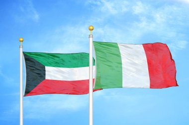 Kuveyt ve İtalya bayrak direkleri ve mavi bulutlu arka planda iki bayrak