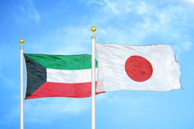 Kuveyt ve Japonya bayrak direkleri ve mavi bulutlu arka planda iki bayrak