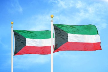 Bayrak direğinde iki bayrak ve mavi bulutlu arka planda kuveyt