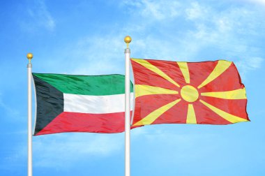 Kuveyt ve Kuzey Makedonya bayrak direkleri ve mavi bulutlu arka planda iki bayrak