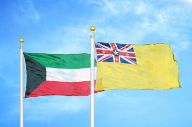 Kuveyt ve Niue bayrak direkleri üzerinde iki bayrak ve mavi bulutlu arka plan