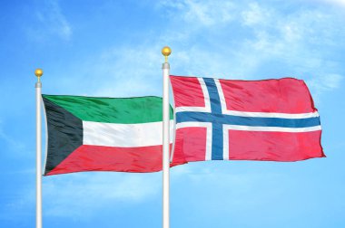 Kuveyt ve Norveç bayrak direkleri ve mavi bulutlu arka planda iki bayrak