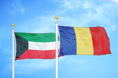 Kuveyt ve Romanya bayrak direkleri ve mavi bulutlu arka planda iki bayrak