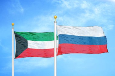 Kuveyt ve Rusya bayrak direkleri ve mavi bulutlu arka planda iki bayrak