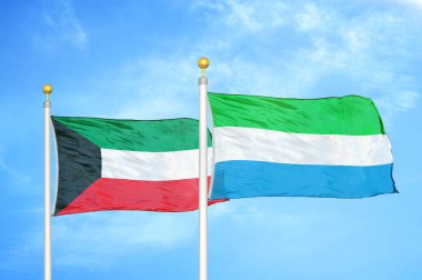 Kuveyt ve Sierra Leone bayrak direkleri ve mavi bulutlu arka planda iki bayrak