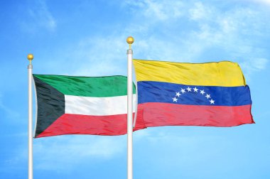 Kuveyt ve Venezuela bayrak direkleri ve mavi bulutlu arka planda iki bayrak