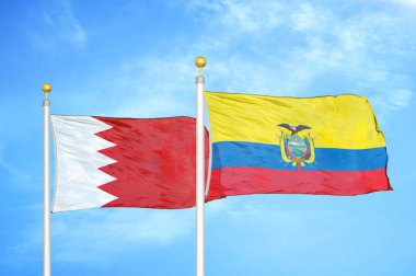 Bahreyn ve Ekvador bayrak direğinde iki bayrak ve mavi bulutlu gökyüzü arkaplanı