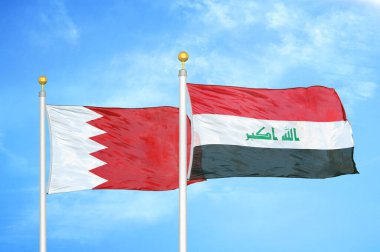 Bahreyn ve Irak bayrak direkleri üzerinde iki bayrak ve mavi bulutlu arka plan