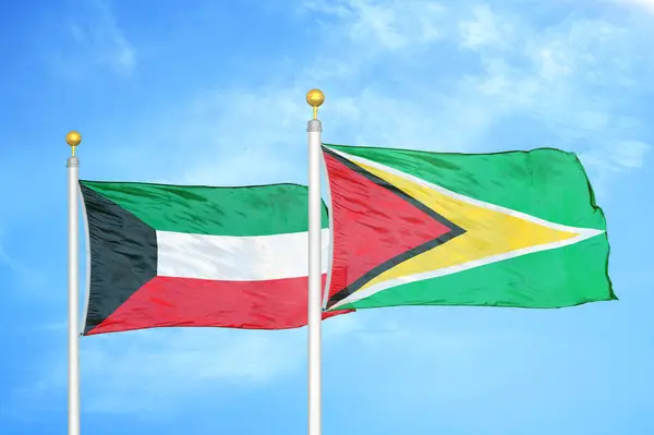 Kuwait Guyana Due Bandiere Pennoni Cielo Azzurro Nuvoloso Sfondo — Foto Stock