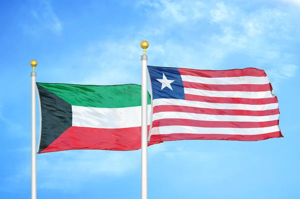 Koeweit Liberia Twee Vlaggen Vlaggenmasten Blauwe Bewolkte Lucht Achtergrond — Stockfoto
