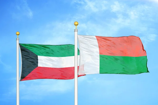 Kuwait Madagascar Dos Banderas Sobre Asta Bandera Fondo Azul Cielo — Foto de Stock