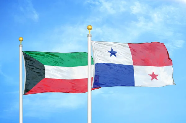 Koeweit Panama Twee Vlaggen Vlaggenmasten Blauwe Bewolkte Lucht Achtergrond — Stockfoto