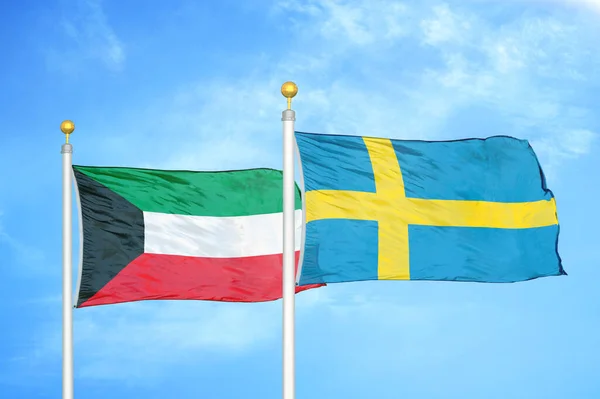 Kuwejt Szwecja Dwie Flagi Maszcie Flagowym Niebieskie Zachmurzone Tło Nieba — Zdjęcie stockowe