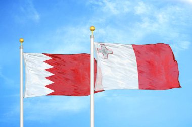 Bahreyn ve Malta bayrak direkleri üzerinde iki bayrak ve mavi bulutlu arka plan