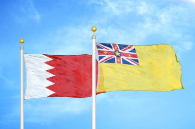 Bahreyn ve Niue bayrak direkleri üzerinde iki bayrak ve mavi bulutlu arka plan