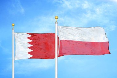 Bahreyn ve Polonya bayrak direkleri ve mavi bulutlu arka planda iki bayrak