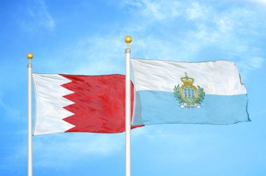 Bahreyn ve San Marino bayrak direğinde iki bayrak ve mavi bulutlu arka plan