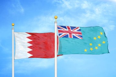 Bahreyn ve Tuvalu bayrak direğinde iki bayrak ve mavi bulutlu arka plan