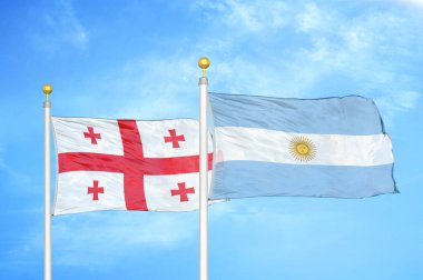 Gürcistan ve Arjantin bayrak direkleri üzerinde iki bayrak ve mavi bulutlu arka plan