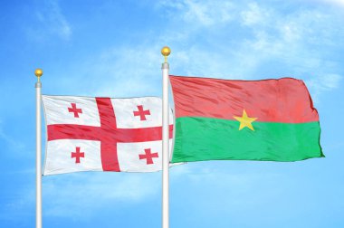 Gürcistan ve Burkina Faso bayrak direkleri ve mavi bulutlu arka planda iki bayrak