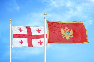 Gürcistan ve Karadağ bayrak direkleri ve mavi bulutlu arka planda iki bayrak